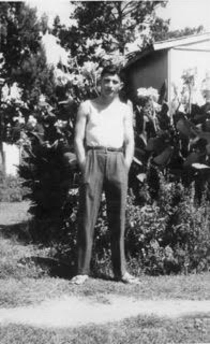 Amedeo Sala con i pantaloni raccolti nella spazzatura a Bonegilla, dopo esser stato derubato dei pochi averi durante il ricovero nell’infermeria sulla nave