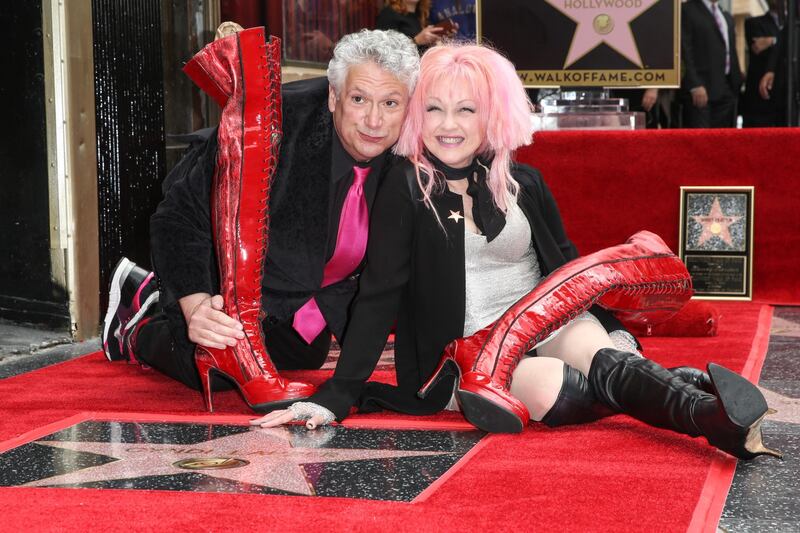 Cyndi lauper premiata con una stella sulla Walk of Fame 10