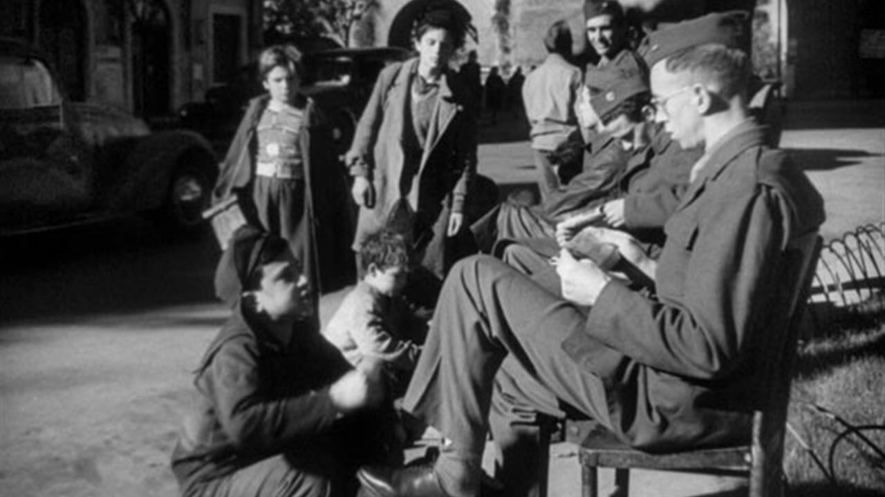 I laureati fanno la fila per diventare sciuscià