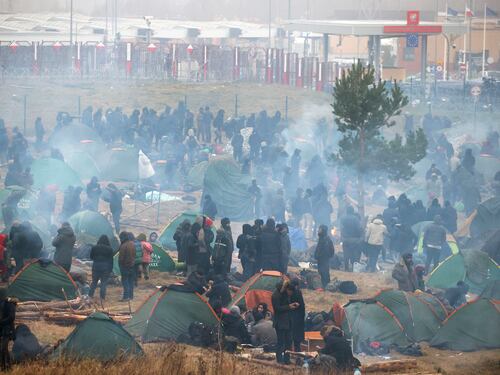 La svolta dell'Ue: sì ai muri anti migranti