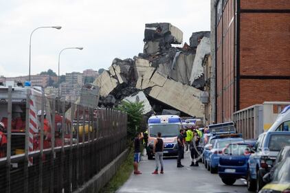 Macerie e macchine schiacciate: le foto 4