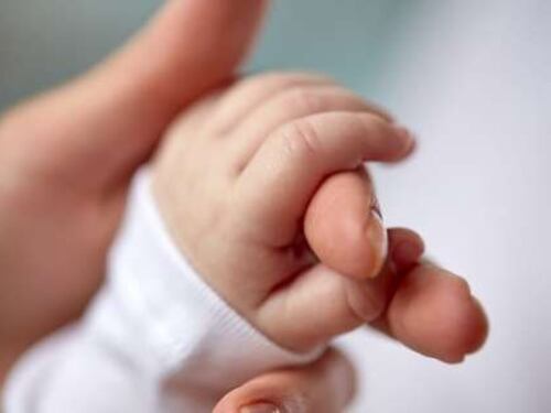 Inghilterra, il papà la mette nel lettone e la schiaccia (per sbaglio) nel sonno: neonata morta a tre settimane