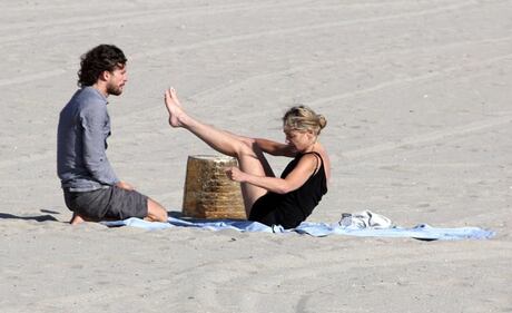 Sharon Stone, il seno sfugge dal costume 31