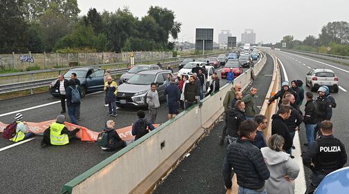 Eco-vandali di Ultimam generazione si cementano sull'asfalto a Torino 1