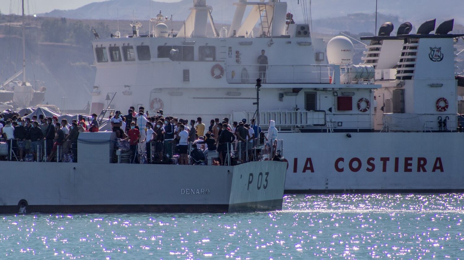 Arriva un'altra nave quarantena. L'Italia "scoppia" di migranti