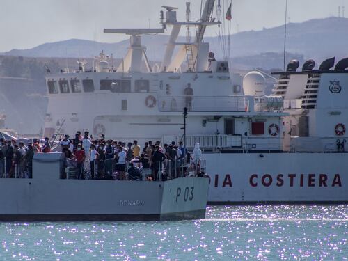 Arriva un'altra nave quarantena. L'Italia "scoppia" di migranti