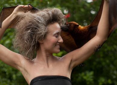 Katerina Plotnikova, modelle e animali posano insieme 16