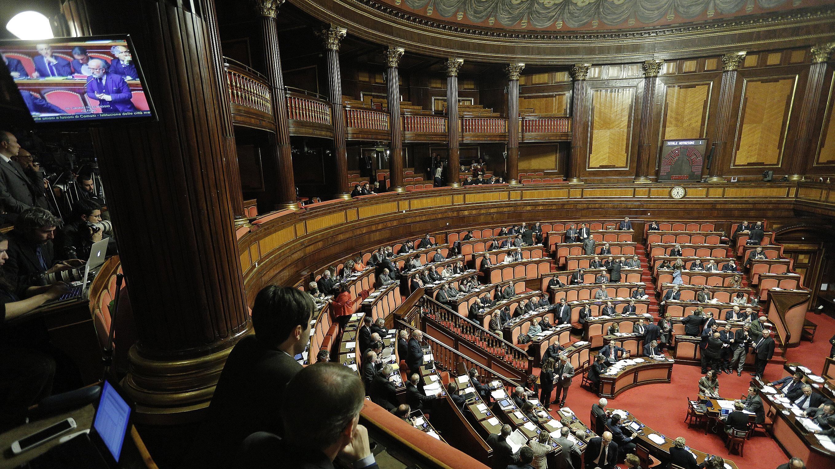 Senato, ghigliottina sul ddl contro il voto di scambio: è bagarre M5S