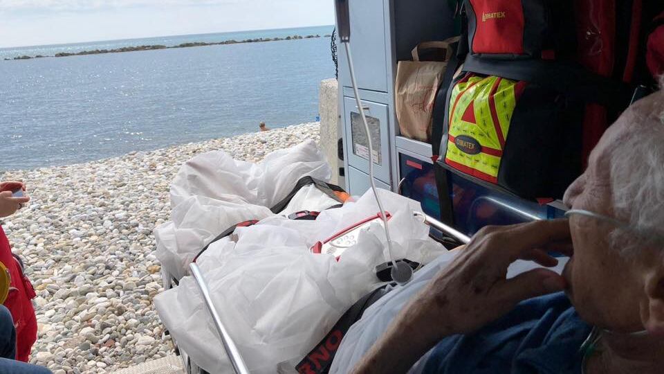 L'anziano malato e l'ultima spiaggia: l'ambulanza si ferma davanti al mare