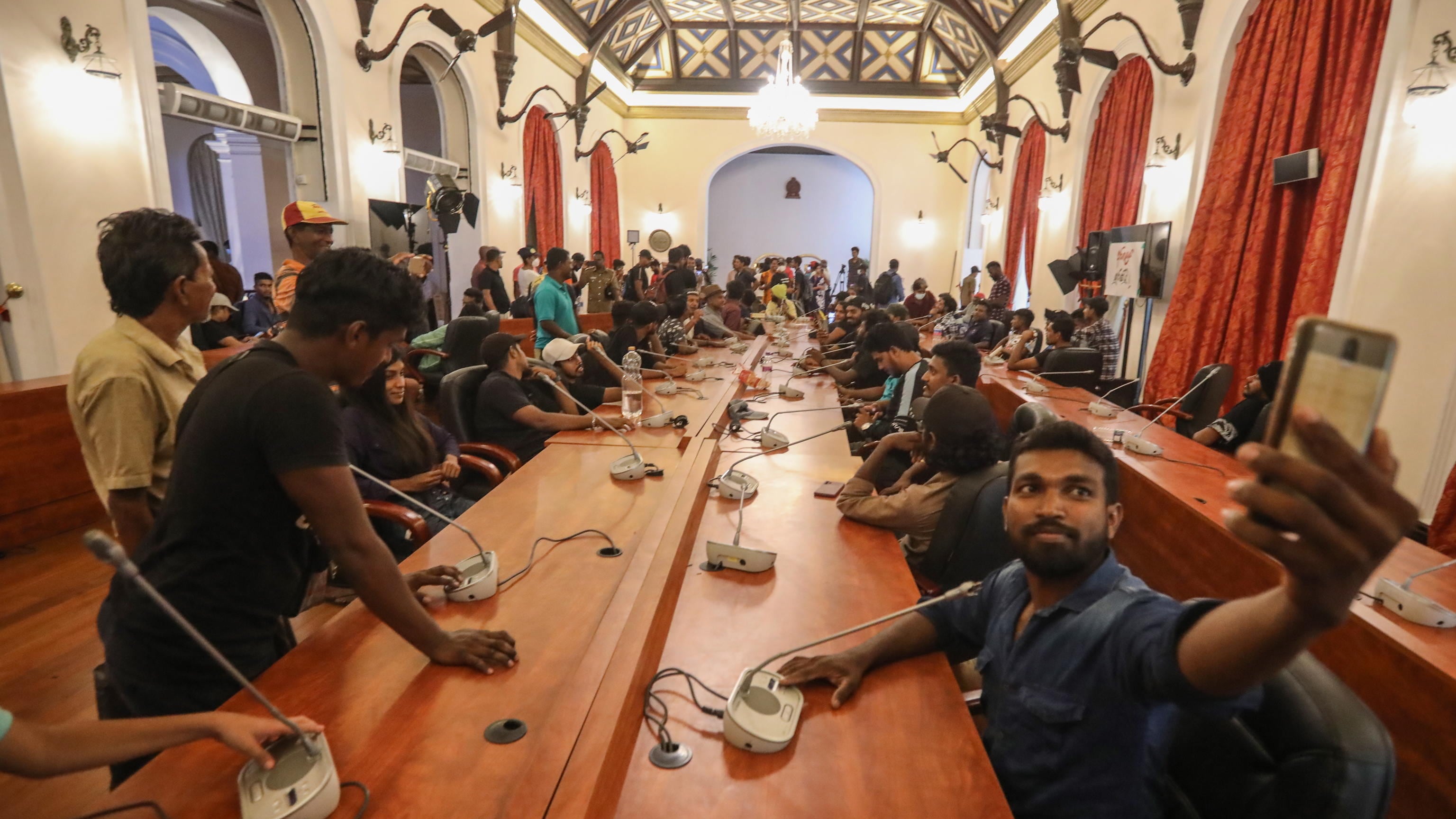 Tuffi in piscina, selfie e violenza: la fine dei palazzi del potere in Sri Lanka