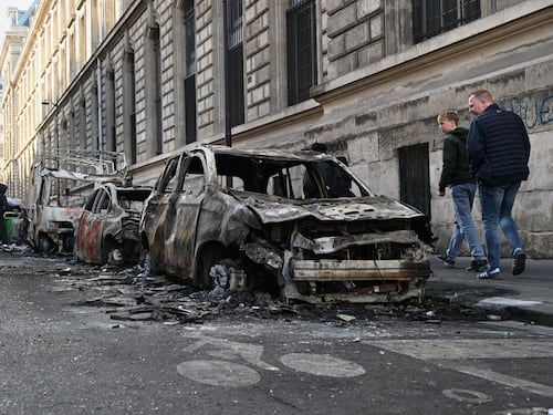 Francia nel caos, scatta il coprifuoco: dalle 23 alle 6 a Parigi a Place de la République e le vie intorno al Forum des Halles, dalle 21 a Nizza