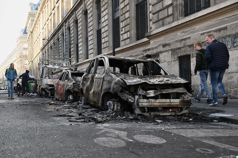 Francia nel caos, scatta il coprifuoco: dalle 23 alle 6 a Parigi a Place de la République e le vie intorno al Forum des Halles, dalle 21 a Nizza