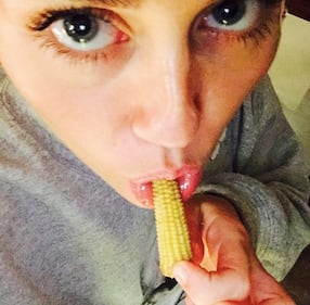 Miley Cyrus in mini-bikini su Instagram 3