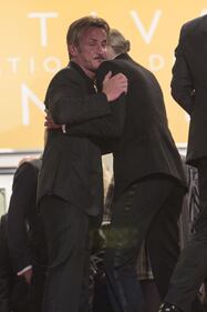Neanche uno sguardo tra Charlize Theron e Sean Penn, poi quel saluto affettuoso 2