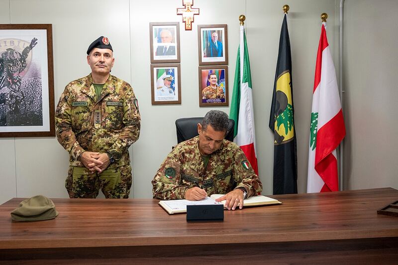 Il generale figliuolo tra i caschi blu del contingente italiano 5