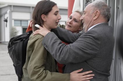 Cecila Sala in aeroporto. L'abbraccio con i familiari, l'incontro con la Meloni 4