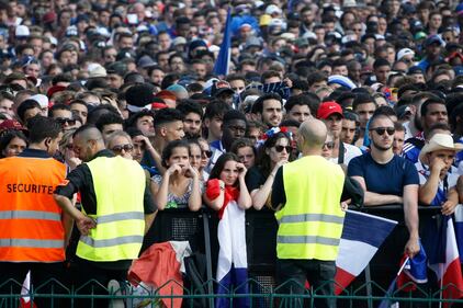 Francia campione del Mondo: tifosi in delirio sotto la Tour Eiffel 9
