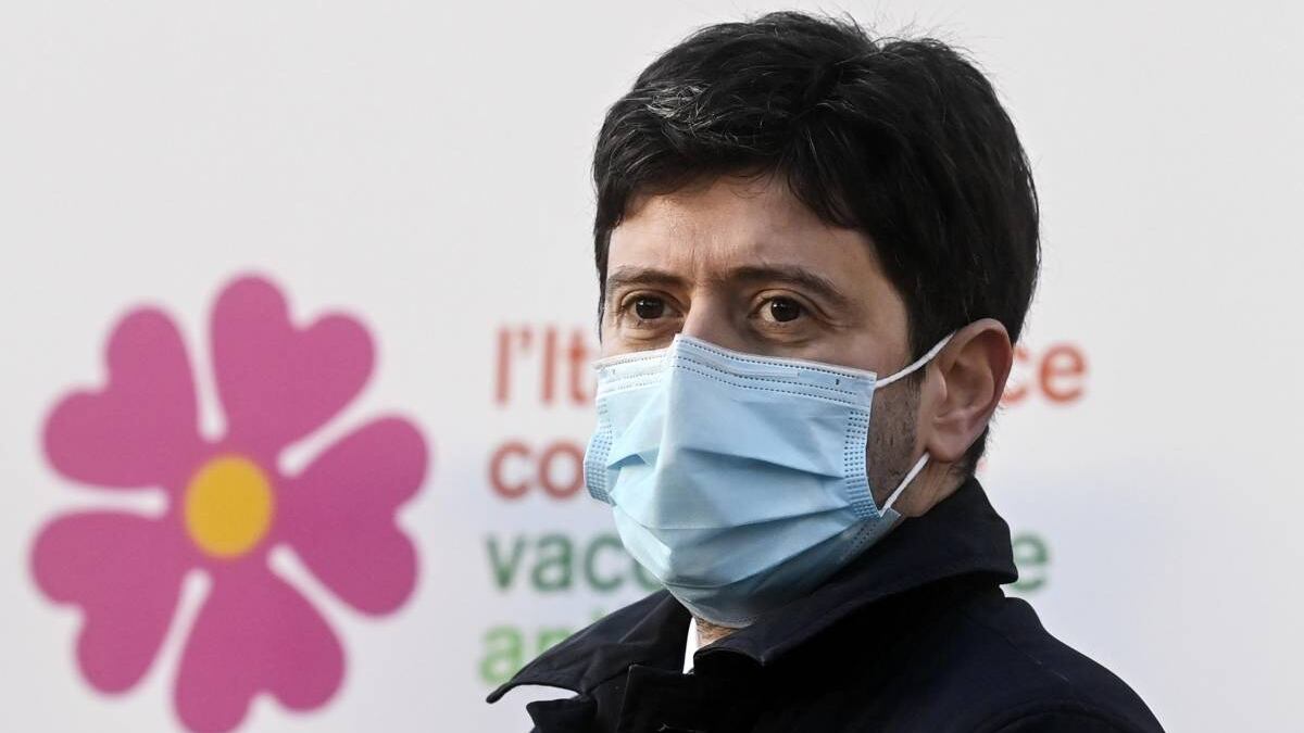 L'ultima circolare di Speranza: "Mascherine se la situazione peggiora"