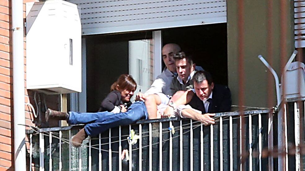 Accoltellò la ex e si barricò sul balcone: condannato a 8 anni l'uomo salvato dai vigili