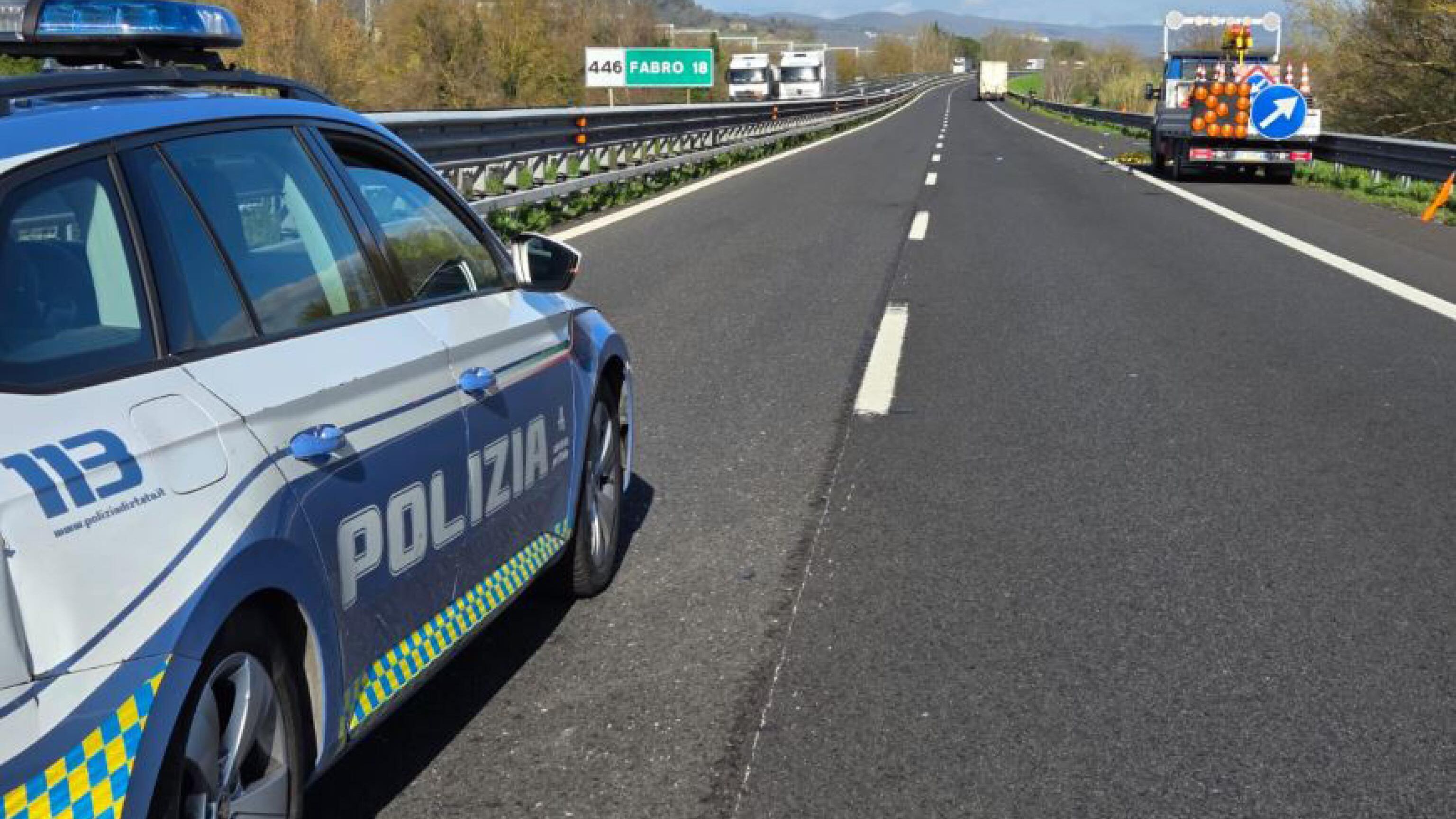 Rapinano un uomo e sparano alla polizia: in manette due romeni