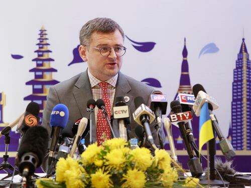 Kiev, guerra e polemiche: "Meno parole e più armi". Telefonata Tajani-Kuleba