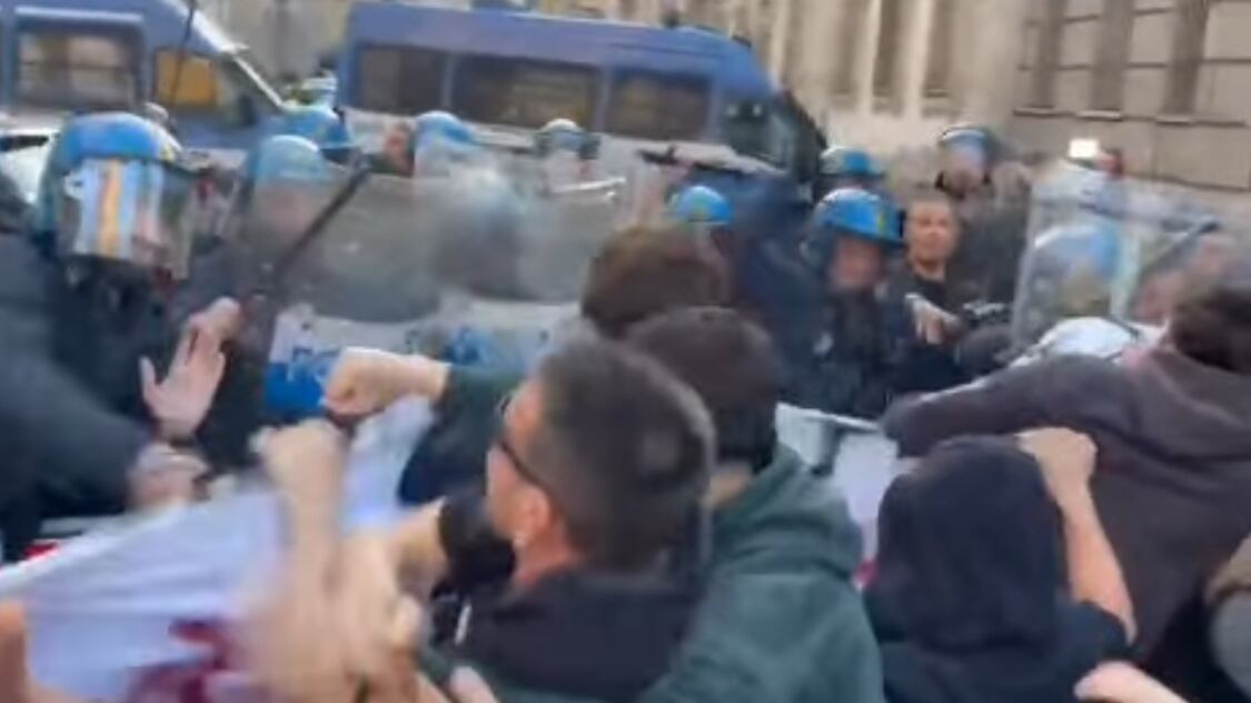 "Golpe burocratico". Antagonisti cercano di raggiungere la prefettura di Milano: scontri con la polizia