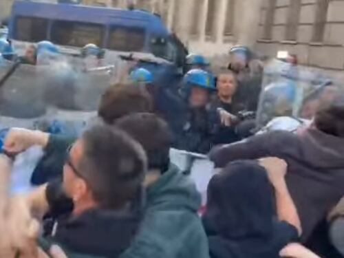 "Golpe burocratico". Antagonisti cercano di raggiungere la prefettura di Milano: scontri con la polizia