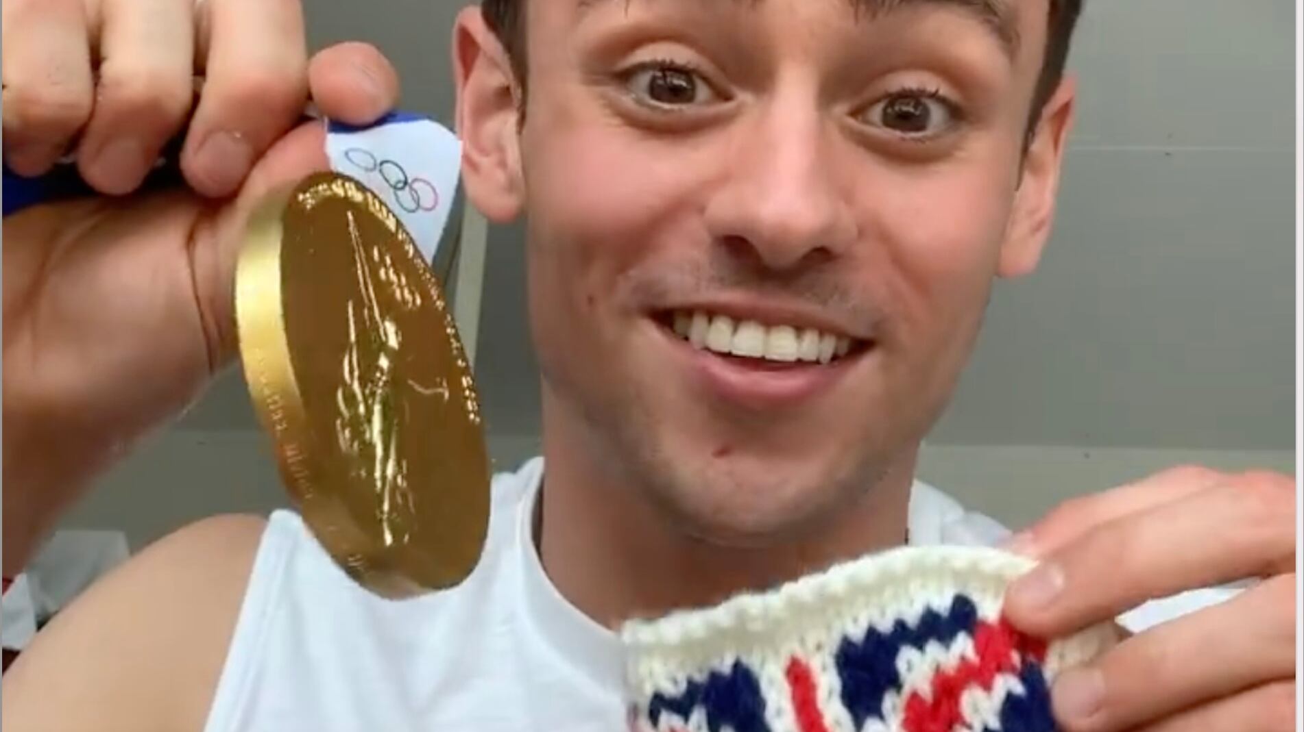 Fare l’uncinetto come il campione olimpico Tom Daley? Fa bene a corpo e spirito