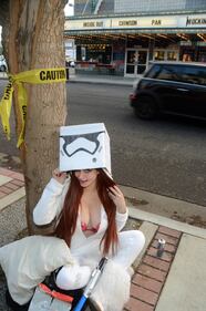 Aspettando Star Wars - Il Risveglio della Forza: attrice si spoglia per strada 48