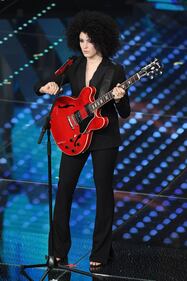 Sanremo 2017, gli outfit sexy della seconda serata 9