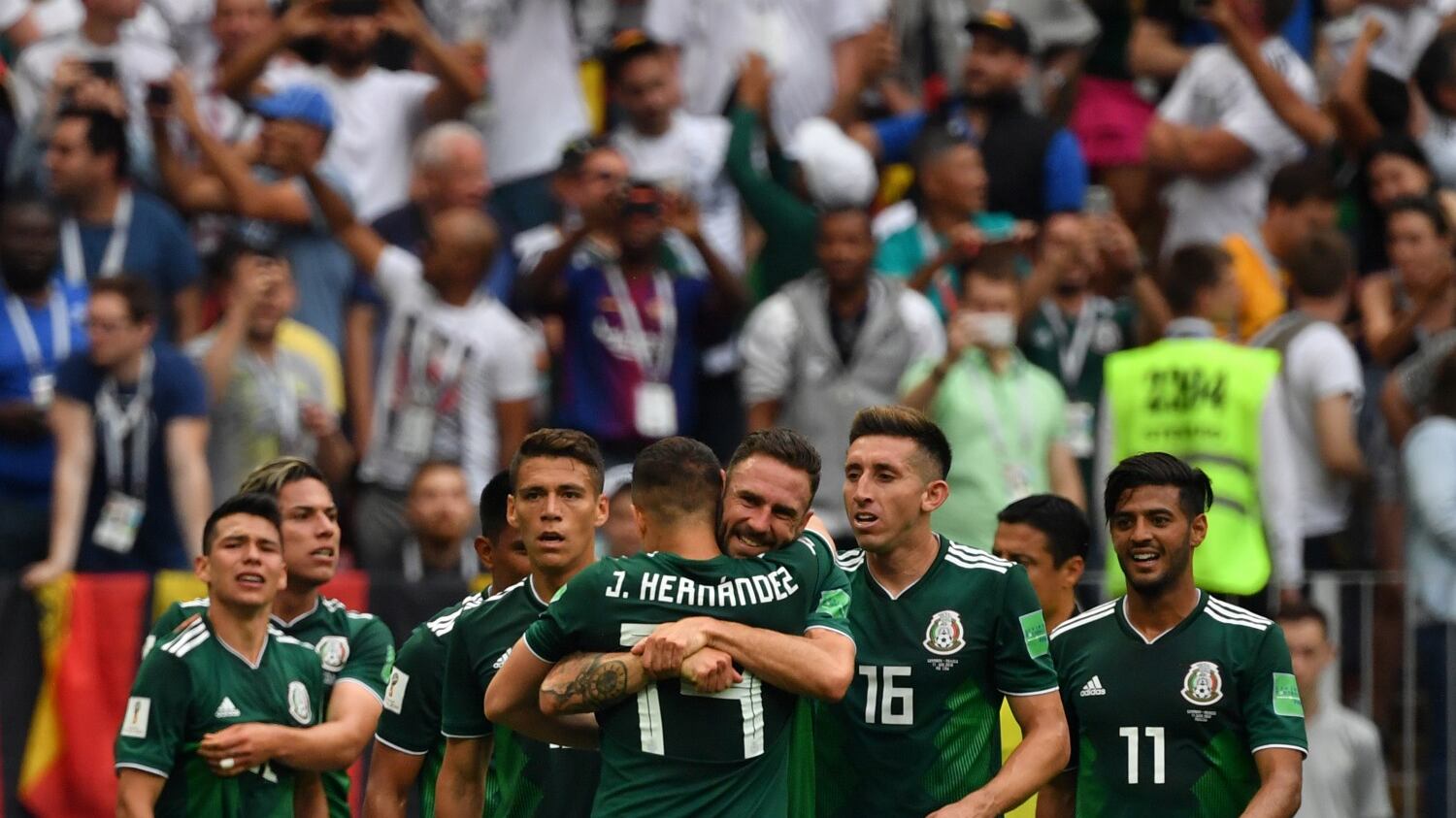 Messico ko 4-0 con l'Argentina: festa con modelle prima della partita