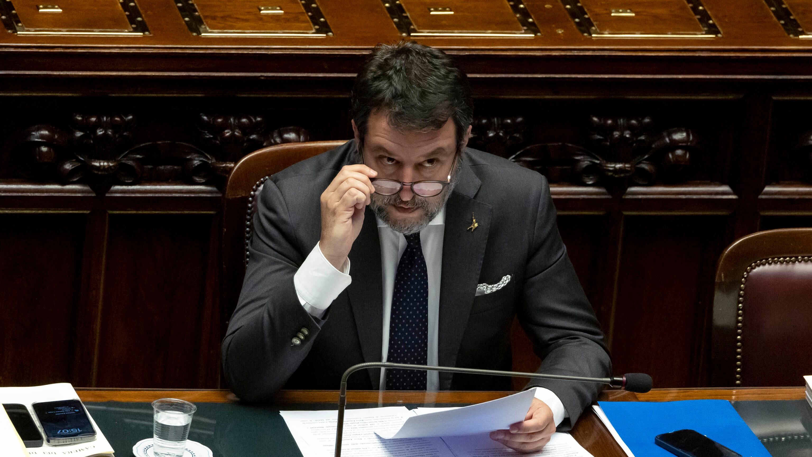 Il piano del governo contro il caro-affitti e per le grandi opere. È scontro politico