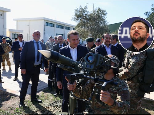 Ucraina, Macron sente Zelensky dopo gli attacchi russi: “Orrore, Mosca mostra la sua debolezza”