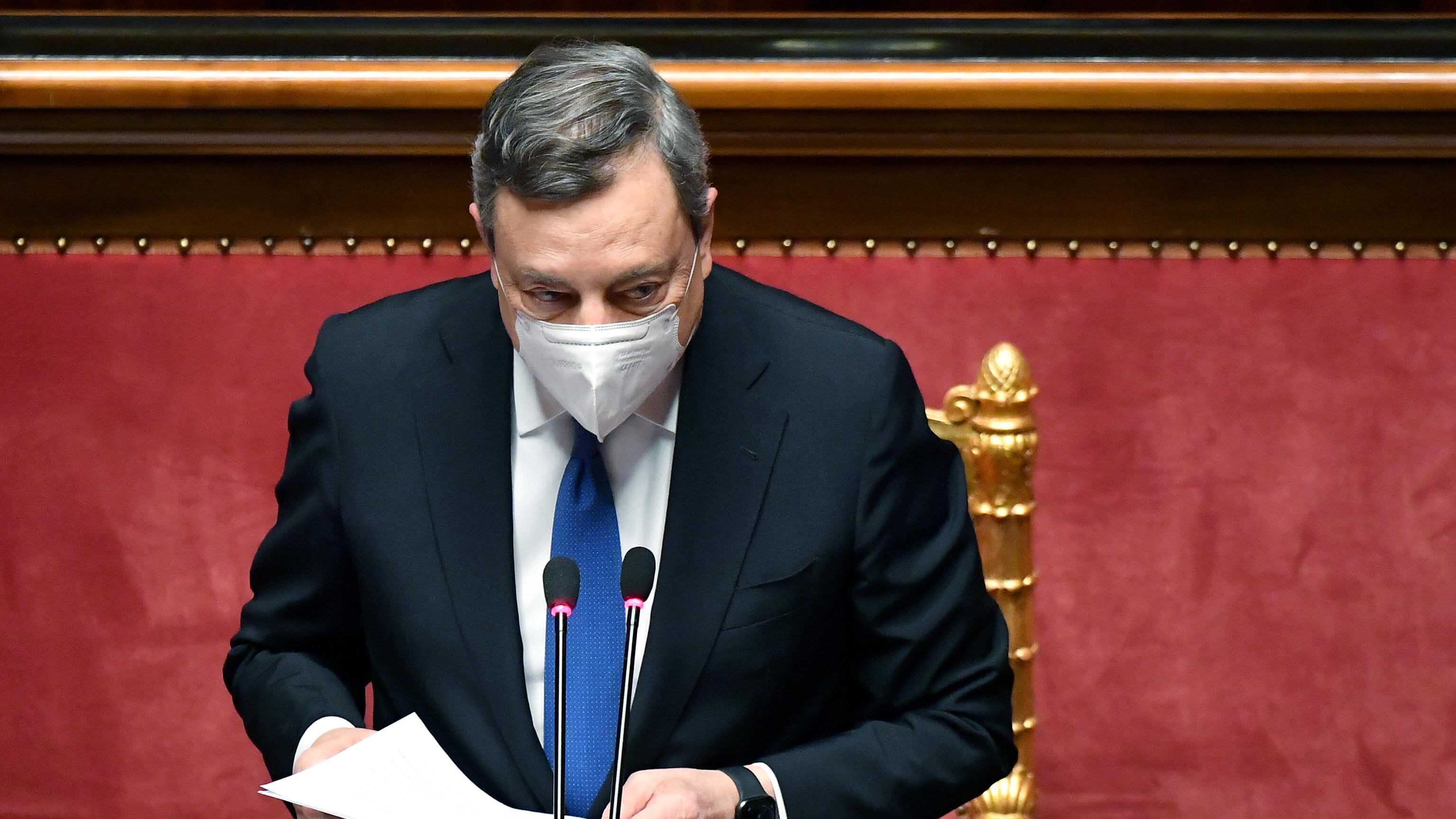 Draghi: "I profughi o fanno il tampone o si vaccinano"