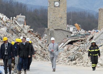 Amatrice, il principe Carlo in visita nel paese distrutto dal terremoto 6