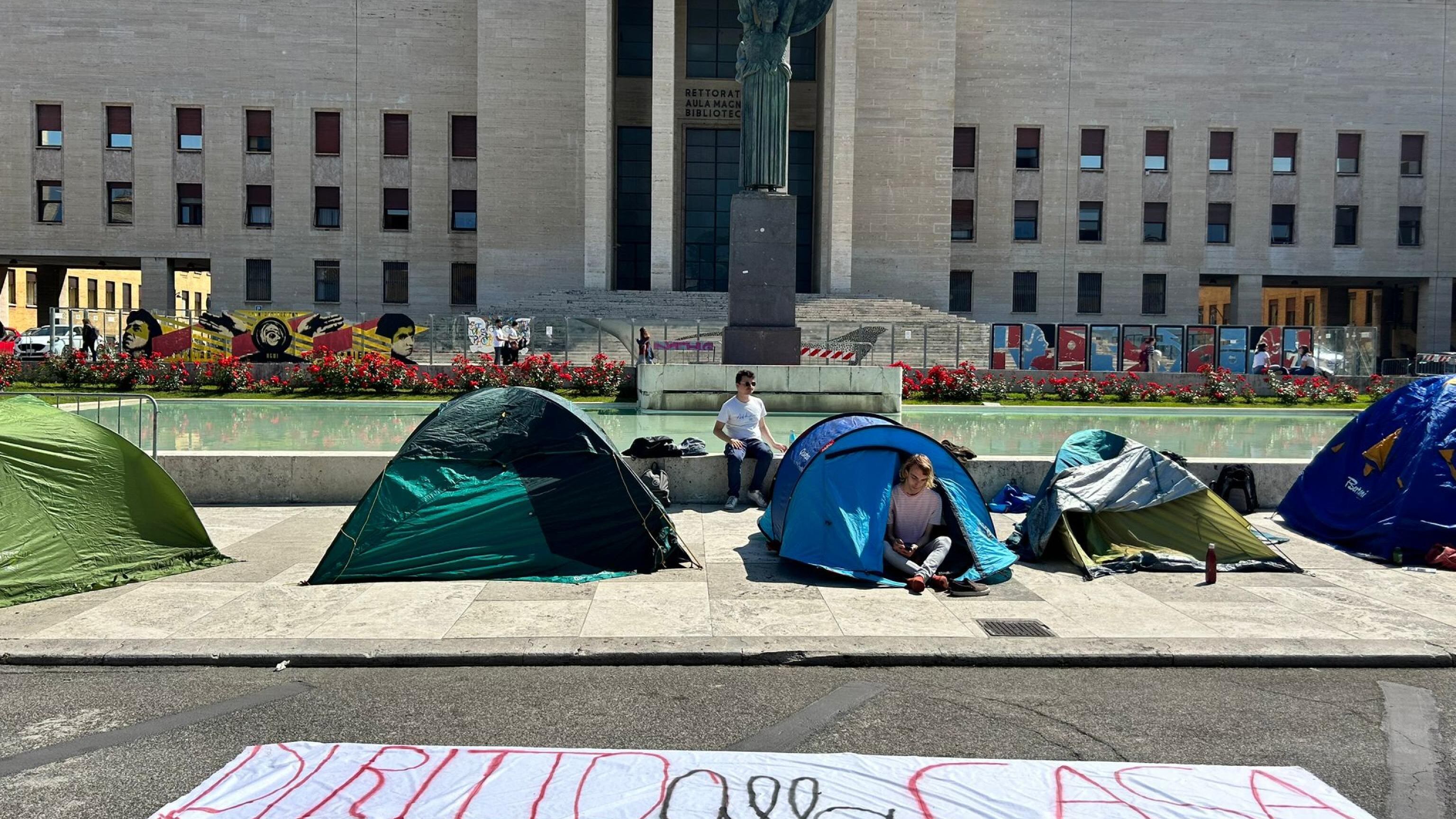 Sos casa, le tendopoli nelle università