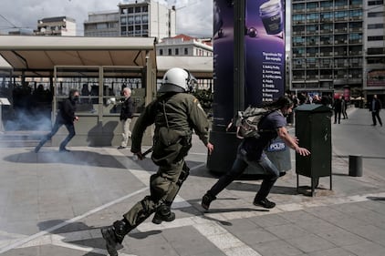 Gli scontri tra la polizia e i manifestanti ad Atene 1