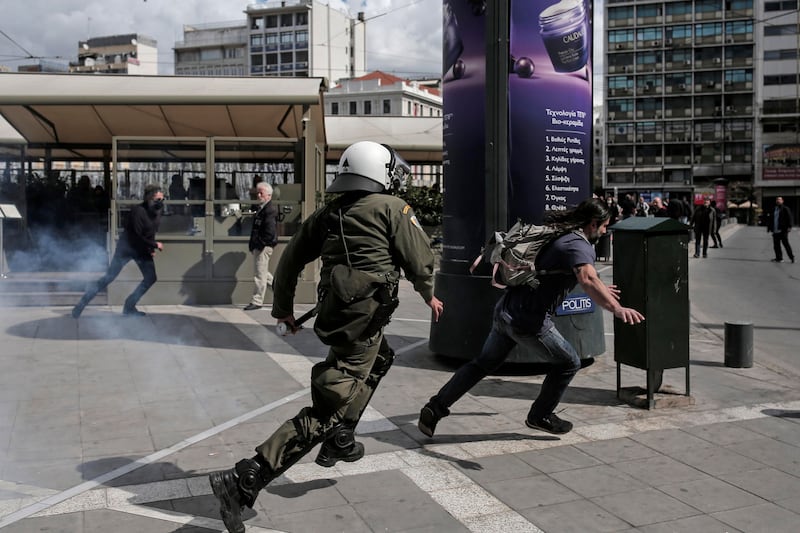 Gli scontri tra la polizia e i manifestanti ad Atene 1