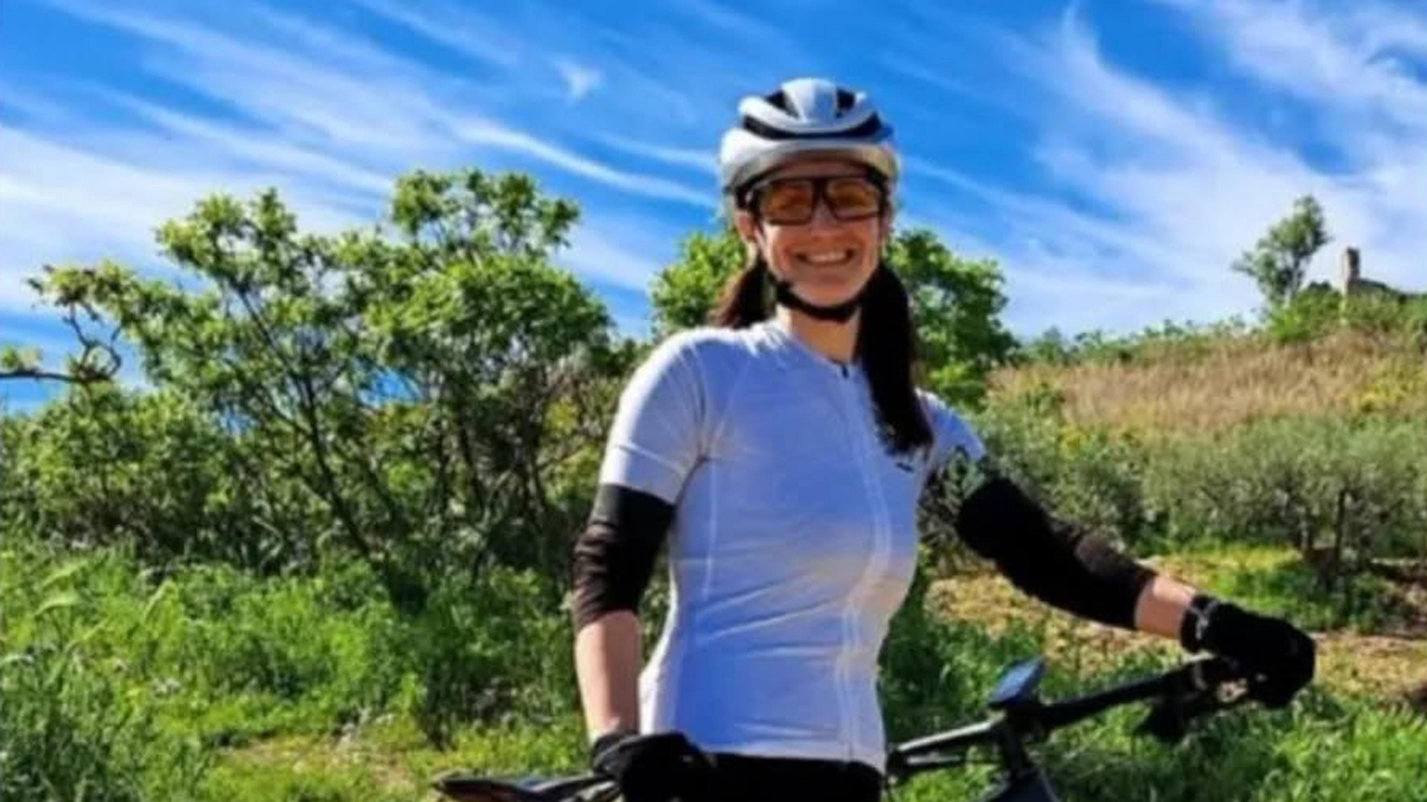 Auto travolge un gruppo di ciclisti: muore una donna di 41 anni, due feriti
