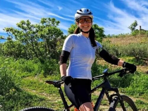 Auto travolge un gruppo di ciclisti: muore una donna di 41 anni, due feriti