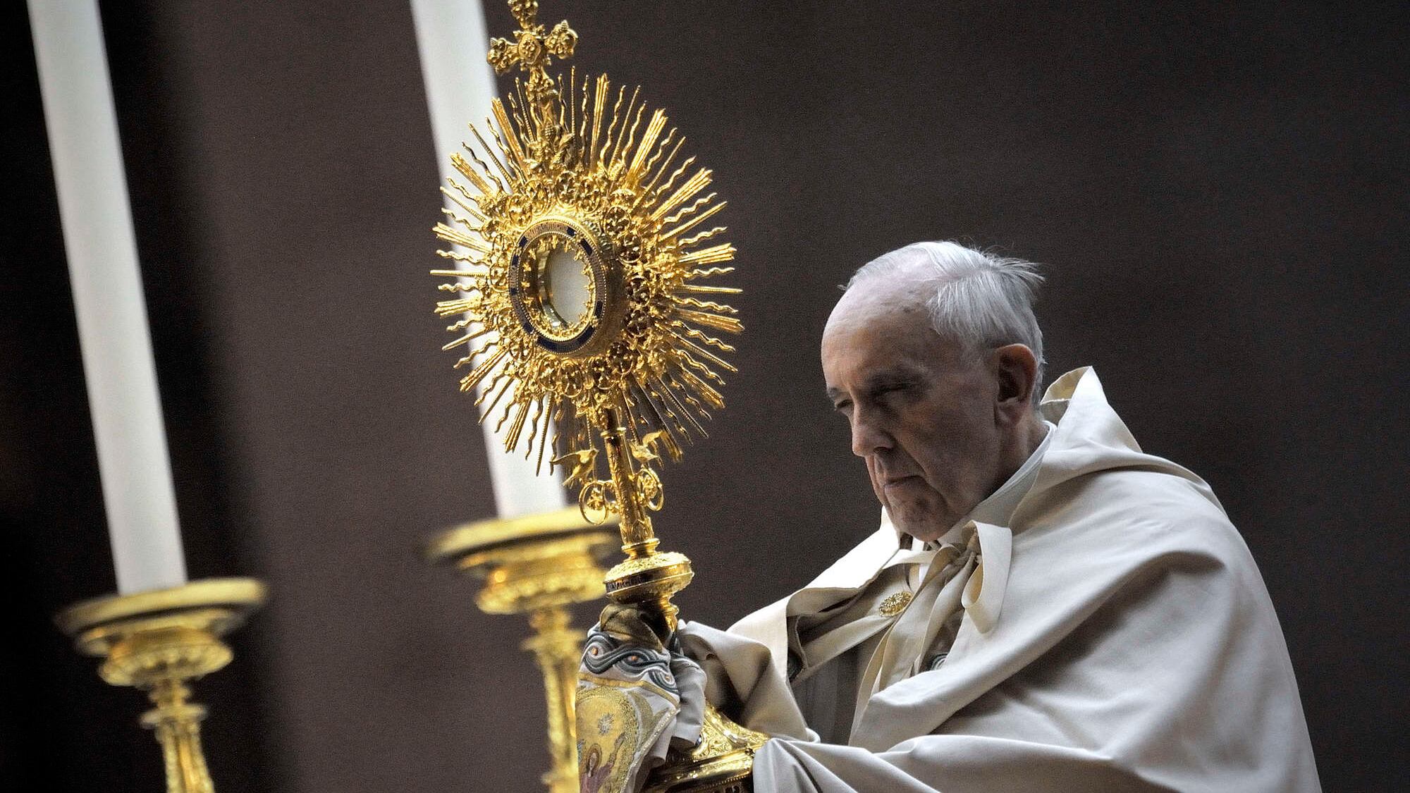 Il papa contro tutte le guerre: "Si fanno per vendere le armi"