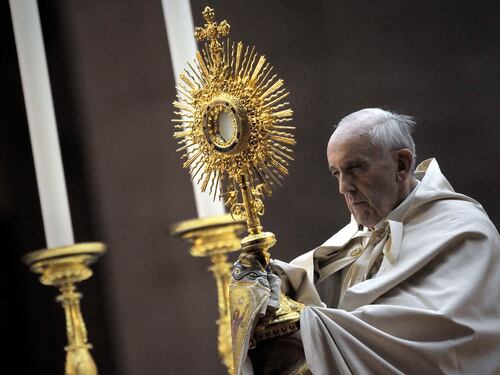 Il papa contro tutte le guerre: "Si fanno per vendere le armi"