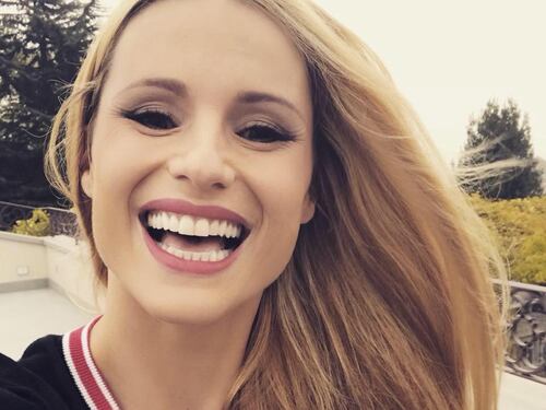 Michelle Hunziker tranquillizza tutti: "Non porto la dentiera"