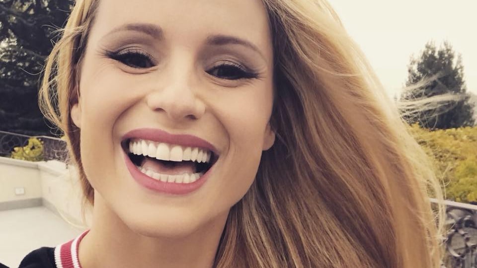 Michelle Hunziker tranquillizza tutti: "Non porto la dentiera"