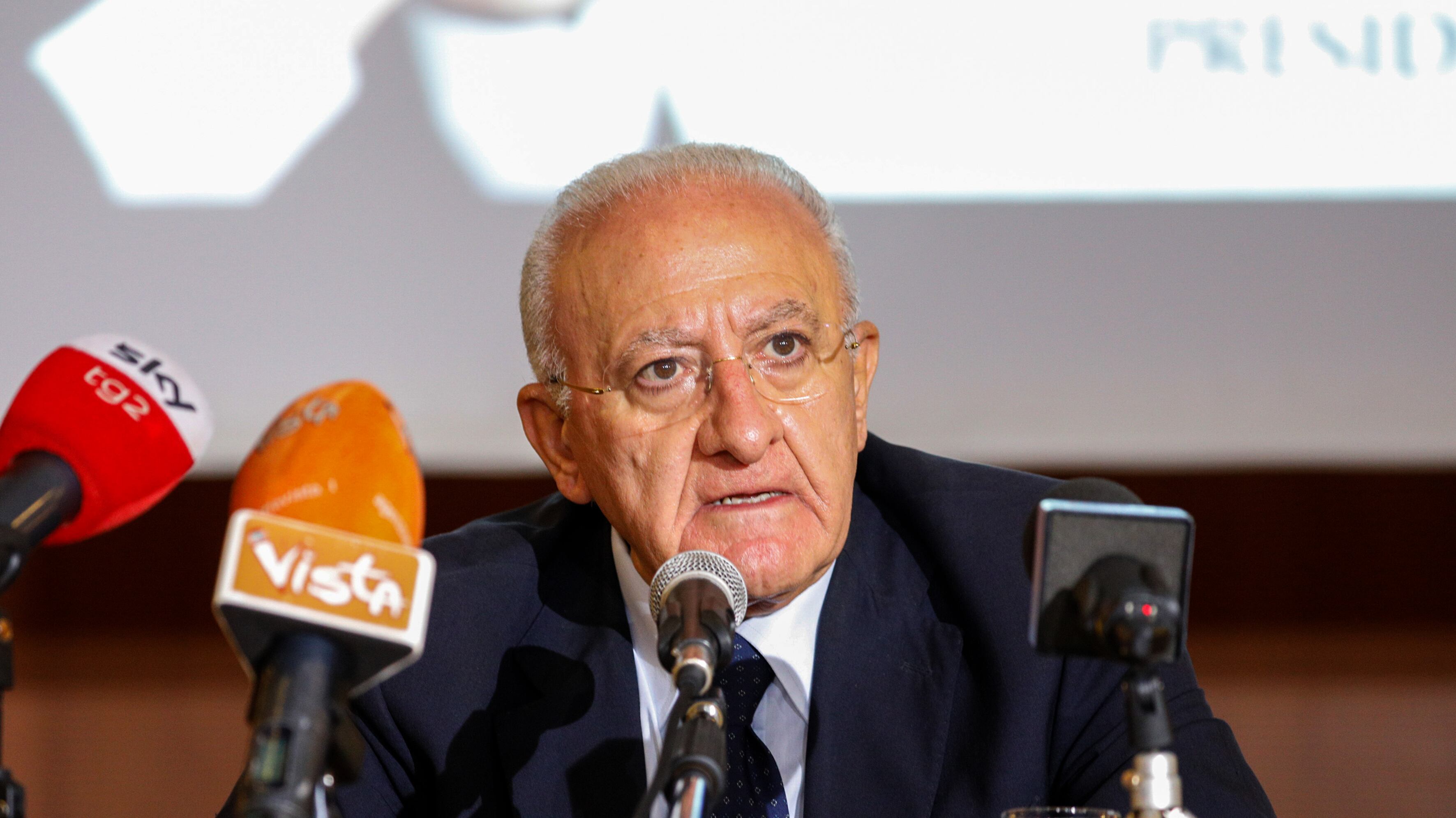 De Luca attacca il Pd a trazione Schlein: "È diventato come le idee di Kim Jong-un"
