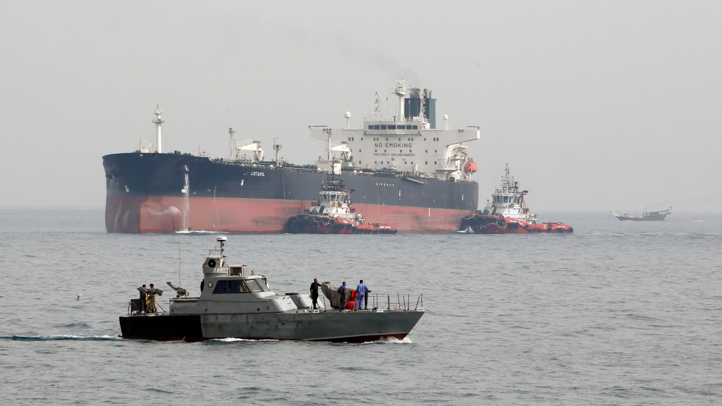 Iran, la flotta ombra incassa 6 miliardi: il trucco del regime che fa riapparire il greggio in Cina