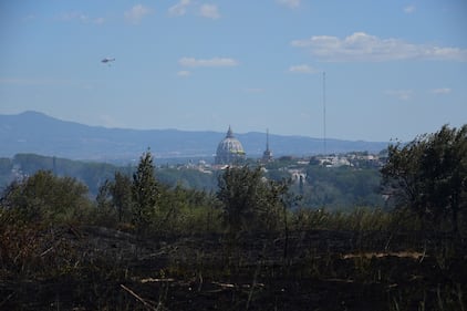 Roma, bruciati più di 50 ettari: evacuati struttura per anziani e convento 8