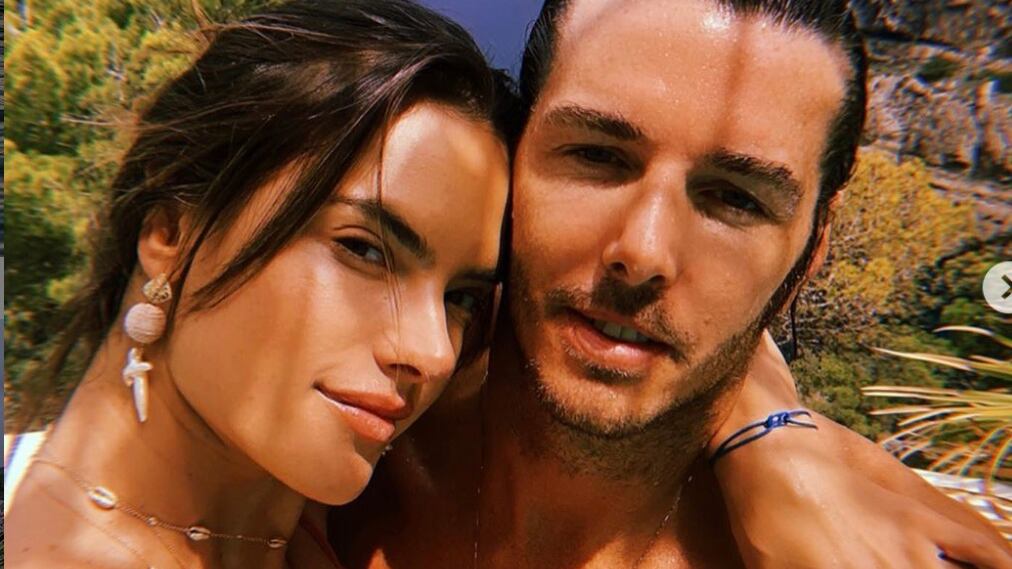 Alessandra Ambrosio, un massaggio sulla spiaggia per far impazzire Nicolò
