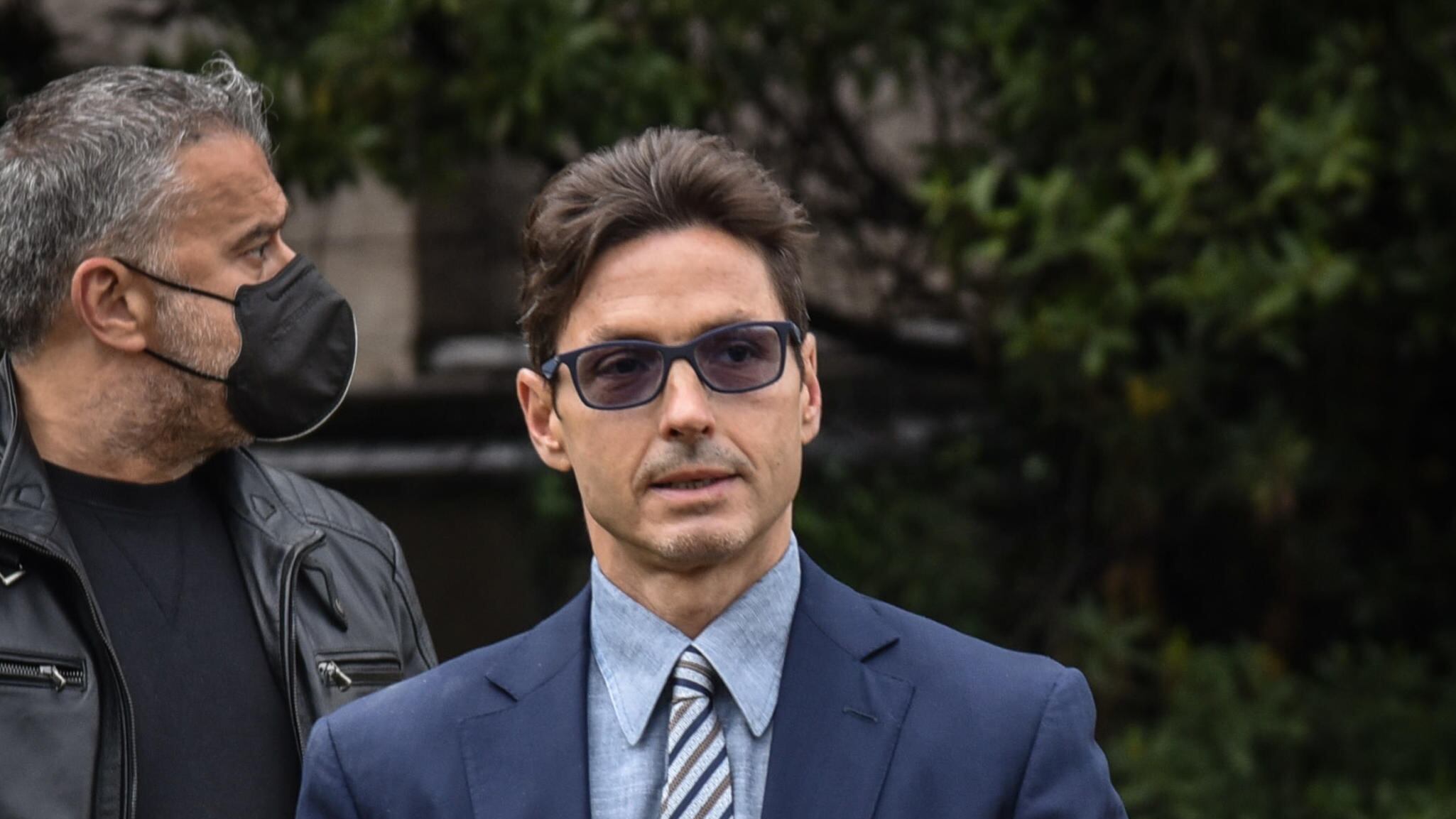 Il Cav migliora. "Papà è un esempio"