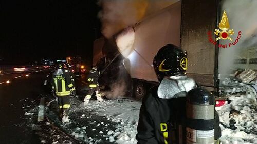 Tir in fiamme sulla A1 4